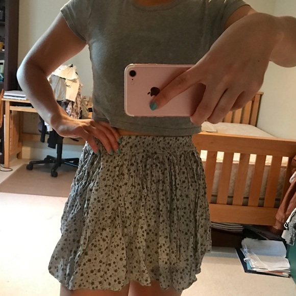 brandy melville flower skirt - Picture 2 of 3